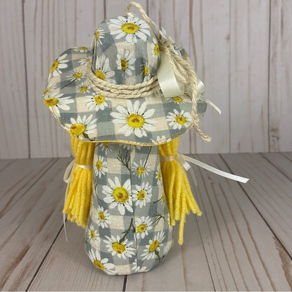 🚫SOLD🚫Spring Gnome Girl Yellow Daisy Shelf Sitter Tiered Tray Decor Easter - Picture 9 of 13